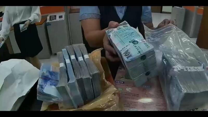 警方撿到李男大筆現金。(民眾提供) 警方撿到李男大筆現金。(民眾提供)