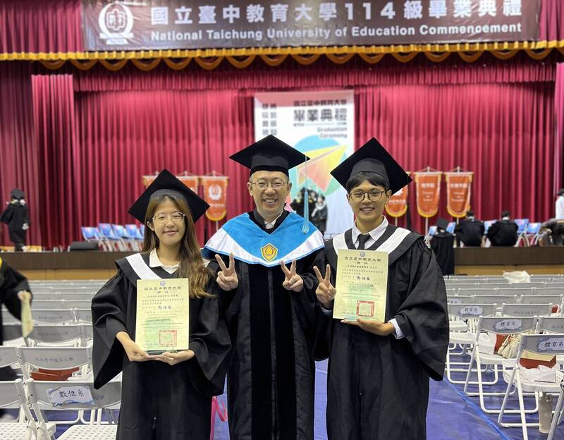 郭伯臣(中)用AI軟體為畢業生致詞「這不是畢業,這是逃脫成功!」等內容,被畢業生大讚超酷畢典。(中教大提供) 郭伯臣(中)用AI軟體為畢業生致詞「這不是畢業,這是逃脫成功!」等內容,被畢業生大讚超酷畢典。(中教大提供)