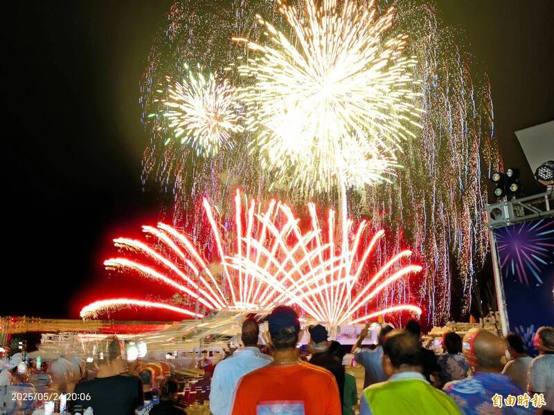 澎湖國際海上花火節首場離島場,今晚在七美夜空引爆。(記者劉禹慶攝) 澎湖國際海上花火節首場離島場,今晚在七美夜空引爆。(記者劉禹慶攝)