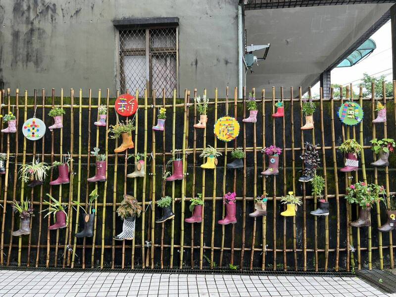 三芝區八賢里民創作象徵災後重生的裝置藝術作品「風履新生」,今日於八賢里揭幕。(三芝區公所提供) 三芝區八賢里民創作象徵災後重生的裝置藝術作品「風履新生」,今日於八賢里揭幕。(三芝區公所提供)