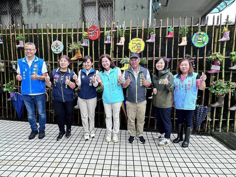 八賢里民創作象徵災後重生的裝置藝術作品「風履新生」,今日於八賢里揭幕。(三芝區公所提供) 八賢里民創作象徵災後重生的裝置藝術作品「風履新生」,今日於八賢里揭幕。(三芝區公所提供)