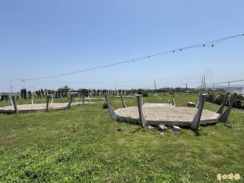 高美濕地遊客中心網美露營場「夕陽漫漫」,露營場地設備受損,目前僅剩棚架。(記者張軒哲攝) 高美濕地遊客中心網美露營場「夕陽漫漫」,露營場地設備受損,目前僅剩棚架。(記者張軒哲攝)