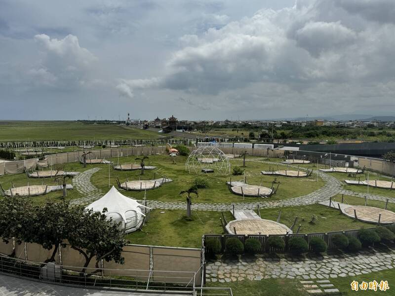 高美濕地遊客中心網美露營場「夕陽漫漫」,露營場地僅剩棚架,完工期程延至八月底。(記者張軒哲攝) 高美濕地遊客中心網美露營場「夕陽漫漫」,露營場地僅剩棚架,完工期程延至八月底。(記者張軒哲攝)