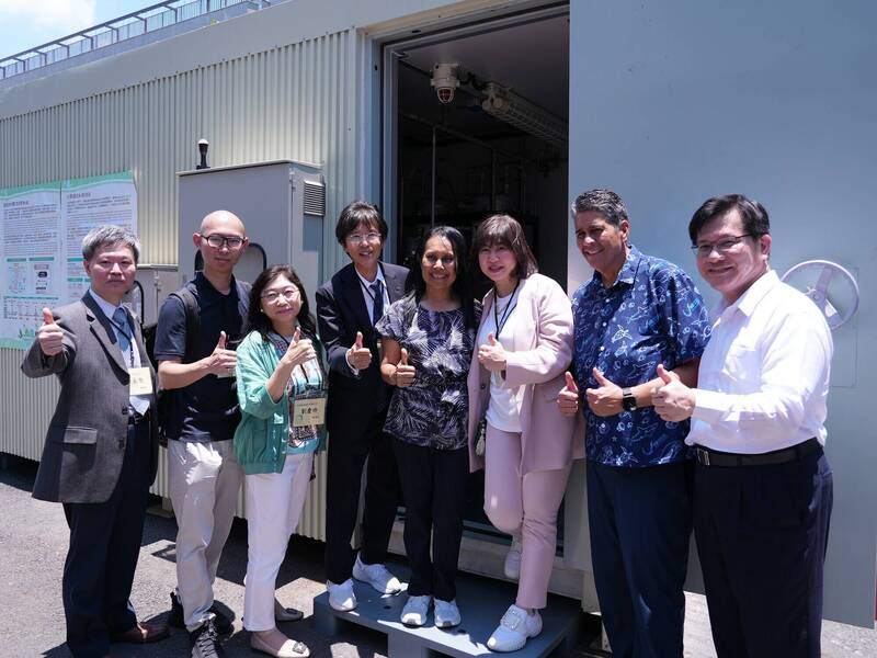 帛琉共和國總統惠恕仁(右2)到台南沙崙考察科技創新及能源產業。(大肚山產業創新基金會提供) 帛琉共和國總統惠恕仁(右2)到台南沙崙考察科技創新及能源產業。(大肚山產業創新基金會提供)