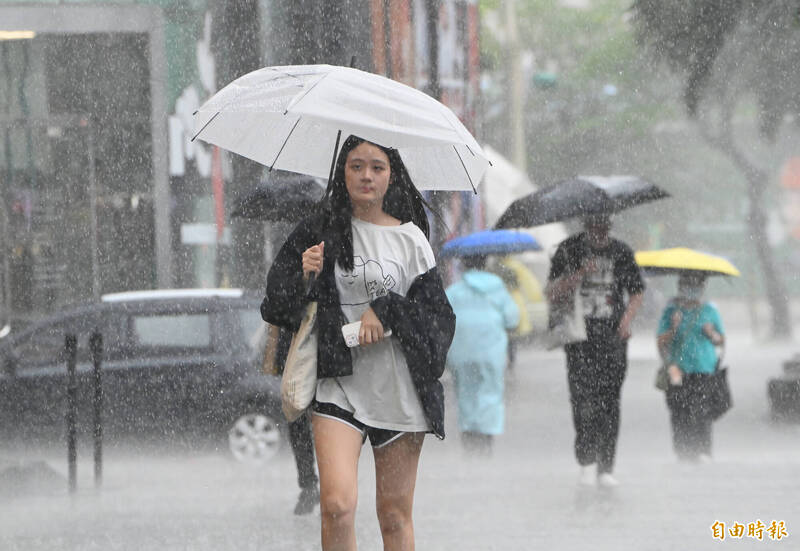 週日水氣偏多，各地有局部短暫陣雨，中南部地區有短暫陣雨或雷雨。（資料照）