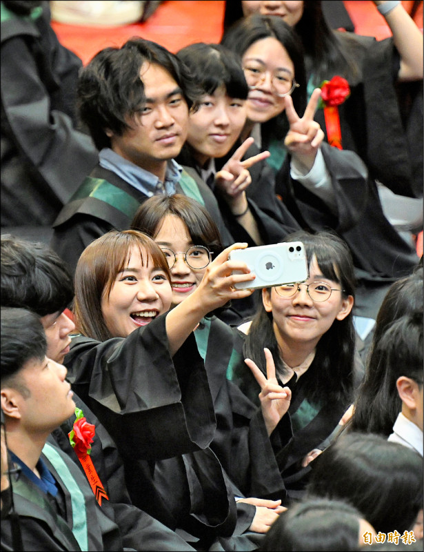 中研院長勉畢業生 做AI做不到的事