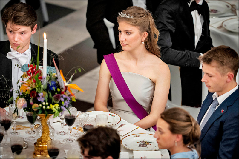 比利時王室23日表示，女王儲伊麗莎白公主剛完成哈佛大學公共政策碩士班第一年學業，川普撤銷哈佛大學招收國際學生造成的衝擊，王室正密切注意，評估公主能否回去繼續第二年學業。現年23歲的伊麗莎白公主，是比利時國王菲力普和王后瑪蒂爾德4名子女中的老大，擁有「布拉邦女公爵」頭銜，為王位第一順位繼承人。（美聯社檔案照）