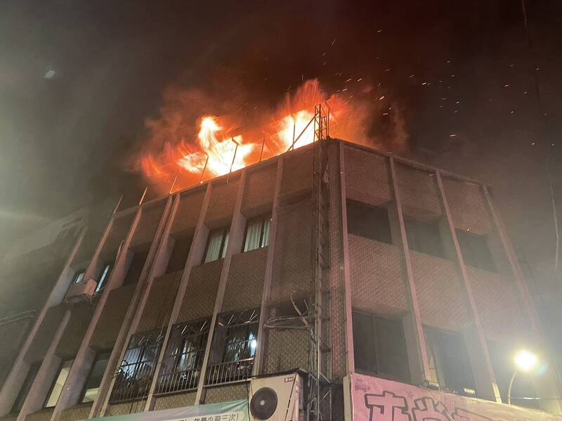 桃園市桃園區中正二路1棟4層樓民宅，25日凌晨0點47分傳火警，起火處位於4樓神明廳，熊熊火勢驚醒附近住戶。（記者鄭淑婷翻攝）