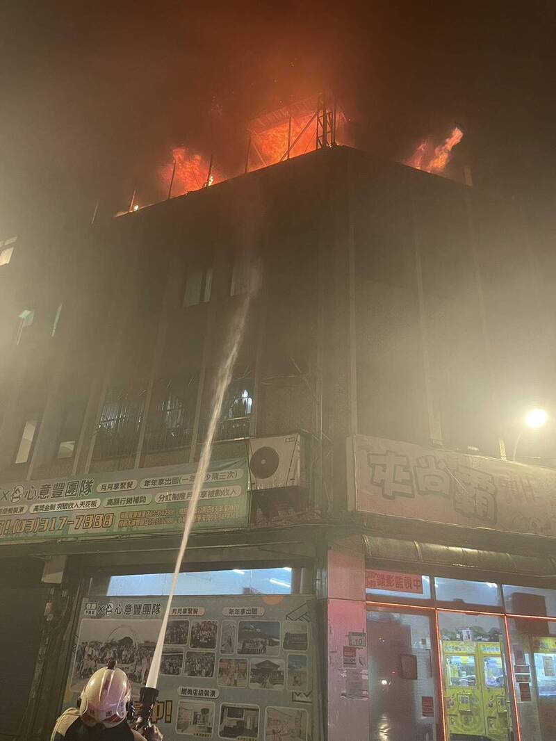 桃園市桃園區中正二路1棟4層樓民宅，25日凌晨0點47分傳火警，起火處位於4樓神明廳，熊熊火勢驚醒附近住戶。（記者鄭淑婷翻攝）