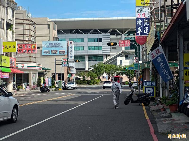 [討論] 驚！高雄三鐵共構大站居然沒人行道