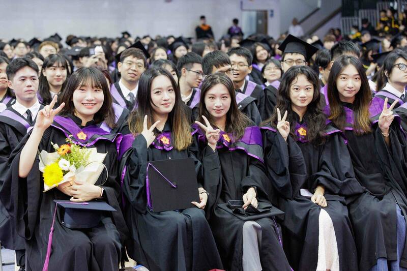 国立清华大学今天举行毕业典礼，校长高为元勉励毕业生成为「世界公民」。 （校方提供）