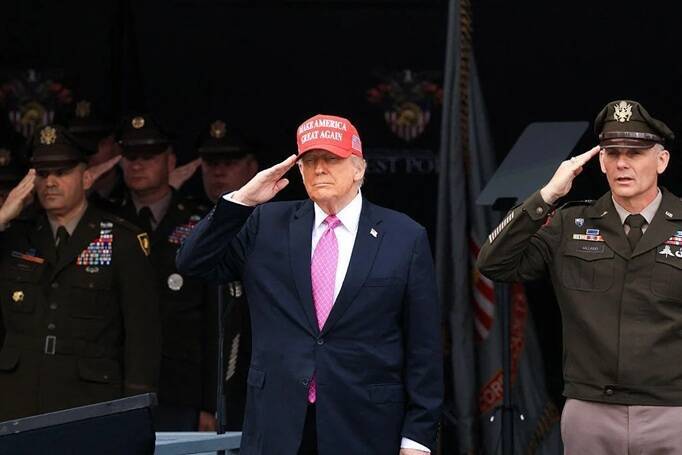 美國總統川普(中)與西點軍校校長吉蘭陸軍中將(右),於5月24日在西點軍校畢業典禮上,在川普總統發表演說前聆聽國歌。(法新社) 美国总统特朗普(中)与西点军校校长吉兰陆军中将(右),于5月24日在西点军校毕业典礼上,在特朗普总统发表演说前聆听国歌。 (法新社)