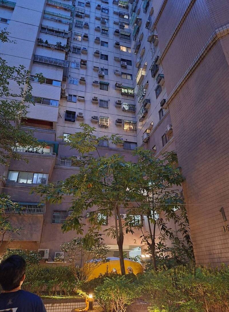 消防局於社區中庭鋪設氣墊，但劉女仍墜樓死亡，圖為案發社區大樓。（民眾提供）