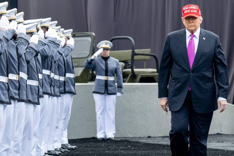 美國總統川普（右）出席西點軍校畢業典禮。（法新社）