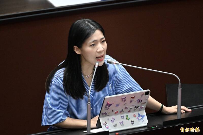 徐巧芯在擔任台北市議員期間，針對核能發電問題曾在臉書留言反擊網友，稱核廢料「可以放我家的話我ok」。吳靜怡對此表示：「妳以前喊過，如果現在不敢再喊，妳憑什麼幫屏東人做決定？」（資料照）