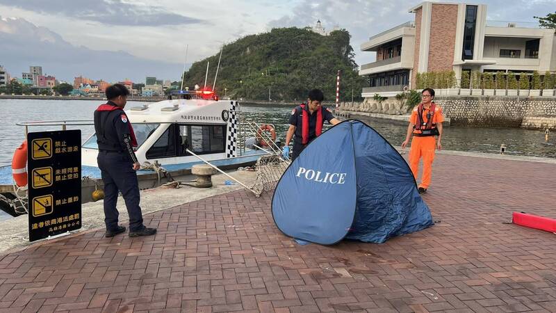 西子灣情人座前海域，驚見女性浮屍。（讀者提供）