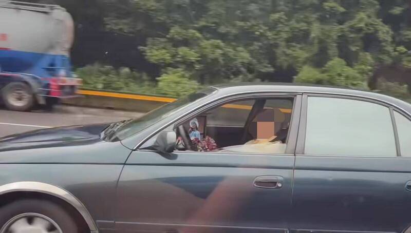 阿北行駛國一車裝電視螢幕播放影音網熱議 國道警察說話了
