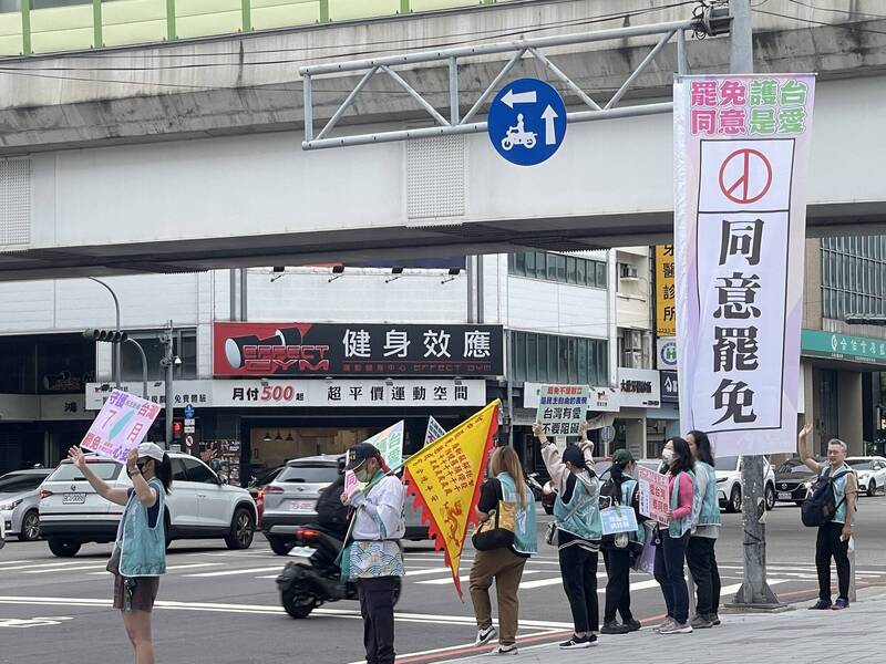 迎接三階罷免投票 中五「斷健行動」持巨大「同意罷免」旗面站路口