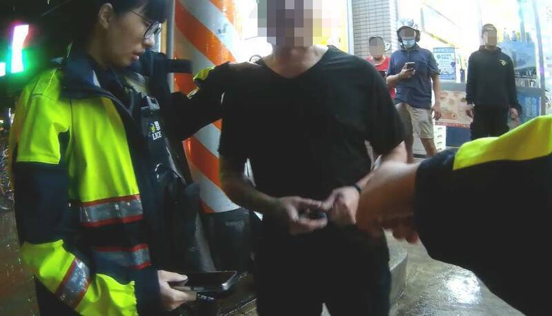 酒駕撞行人拖1.5公里磨到見骨 熱心騎士攔車跪求救回一命