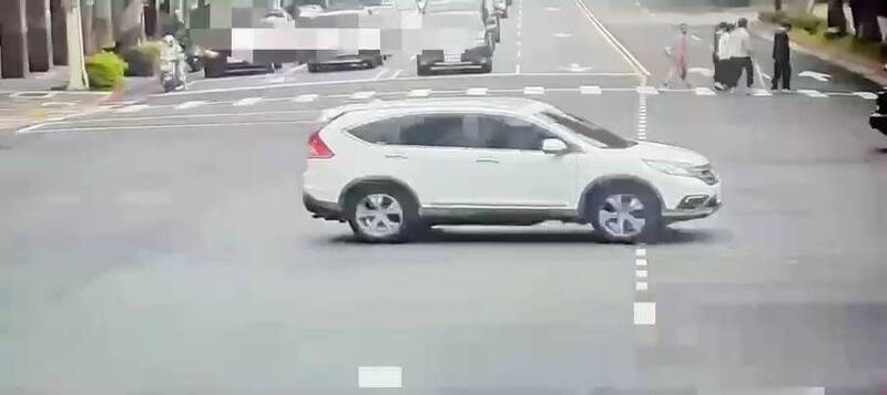 日籍男過馬路突遭長髮女從後猛踹  北市警調閱監視器偵辦