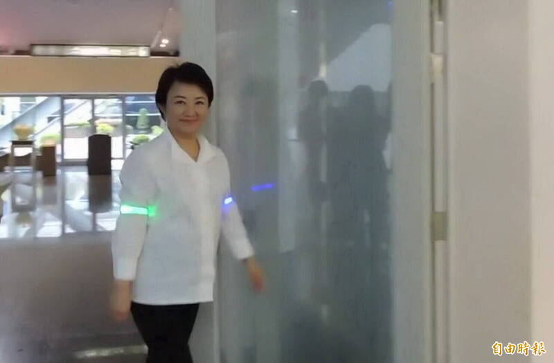 讓長輩早晚運動增加明亮度 盧秀燕：交局推發光條當活動小禮物贈送