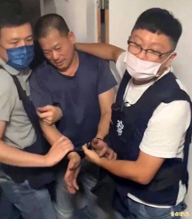 犯下4死1重傷槍擊案的凶手李鴻淵（中）。（資料照）