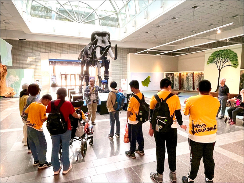 不一樣的自然課 逾百名特教生走進科博館