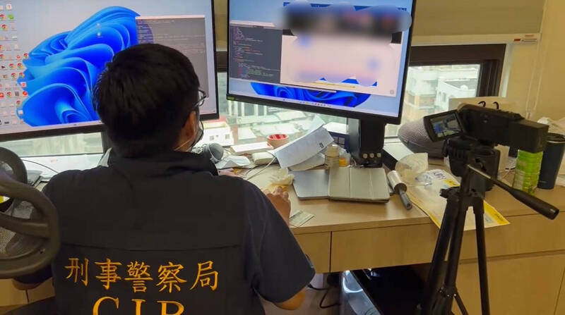 刑事局偵查員現場勘察黃牛搶票程式。(內政部提供) 刑事局偵查員現場勘察黃牛搶票程式。(內政部提供)