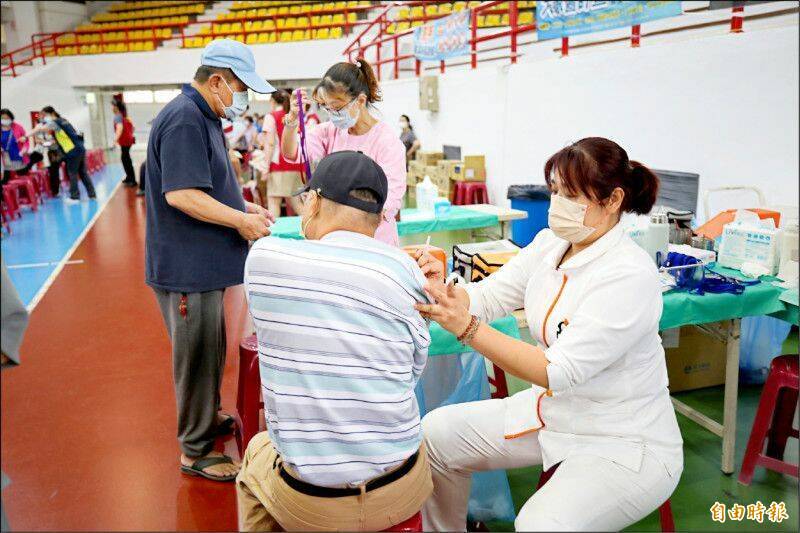 新冠肺炎疫情升溫，嘉義市加開大型疫苗接種站，上千人接種。（資料照）