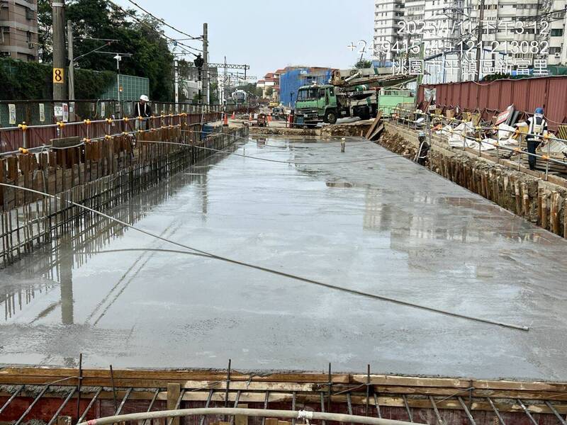 平鎮車站臨時站預計明年完工，永久站預計2033年1月完工。（桃園市政府提供）
