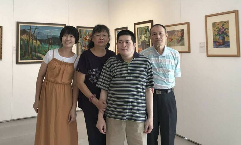 台南大學博士生詹博丞(右2)的人生成長路上,家人是最大支持力量。(台南大學提供) 台南大學博士生詹博丞(右2)的人生成長路上,家人是最大支持力量。(台南大學提供)