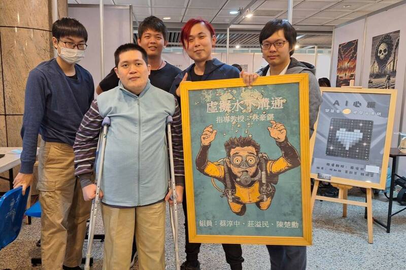 詹博丞(前排1)與數位學習科技學系同學一起關心教育科技議題。(台南大學提供) 詹博丞(前排1)與數位學習科技學系同學一起關心教育科技議題。(台南大學提供)