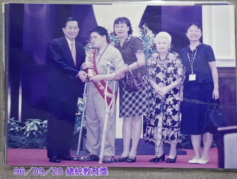 詹博丞(左二)就讀台南一中時期曾獲總統教育獎,由時任總統陳水扁頒獎表揚。(台南大學提供) 詹博丞(左二)就讀台南一中時期曾獲總統教育獎,由時任總統陳水扁頒獎表揚。(台南大學提供)