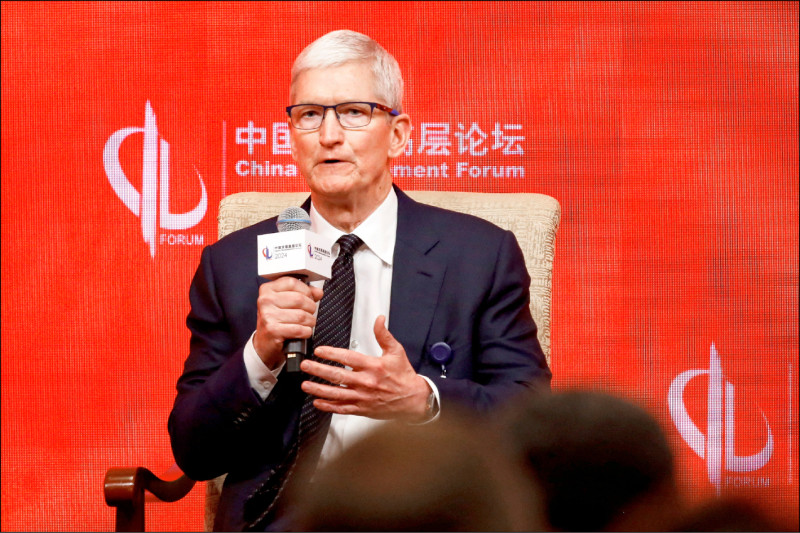 英國「金融時報」科技記者麥吉的新書指出，在蘋果已故共同創辦人賈伯斯和現任執行長庫克領導下，蘋果長年對中國傾注龐大資金與人力，建構出極為繁複的生產體系，卻也無可避免地賦予、助長北京的發展和力量，並使其武器化。（路透檔案照）