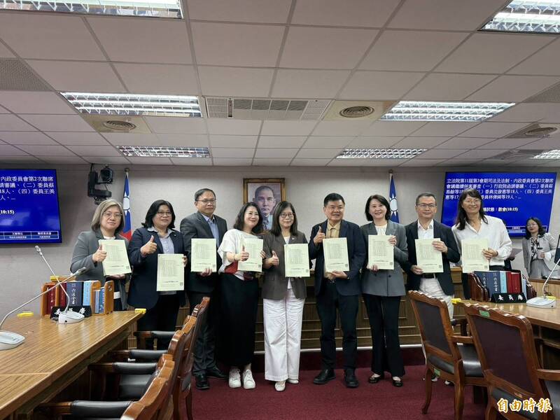 「國家海洋科技營運中心設置條例草案」經委員會初審通過後，海委會主委管碧玲（中）與朝野立委共同合影，氣氛融洽。（記者謝君臨攝）