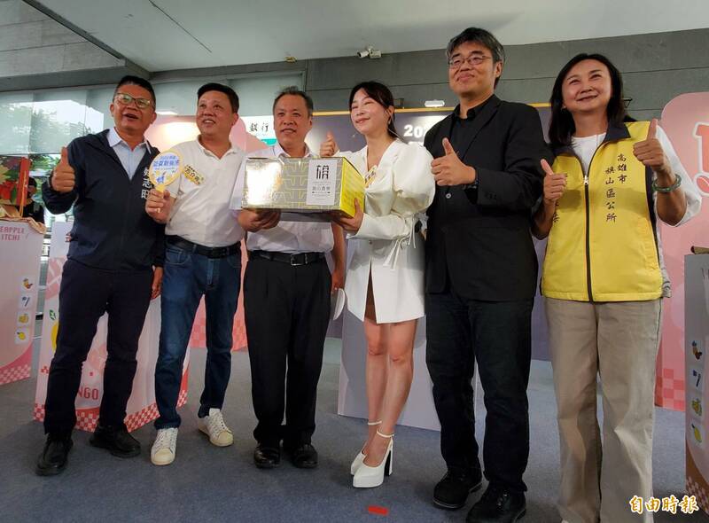 「高雄夏祭新鮮市」拍賣水果精品，旗山香蕉拔得頭籌，25盒拍出最高價4.6萬元。（記者陳文嬋攝）