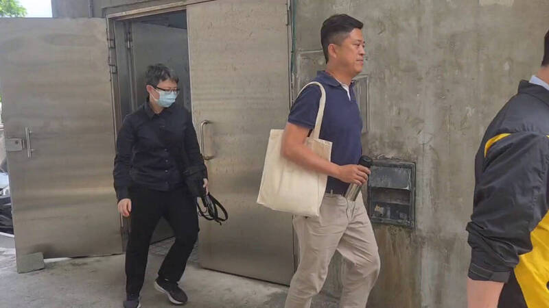 花蓮縣政府文化局長吳勁毅(中)遭廉政署約談。(民眾提供) 花蓮縣政府文化局長吳勁毅(中)遭廉政署約談。(民眾提供)