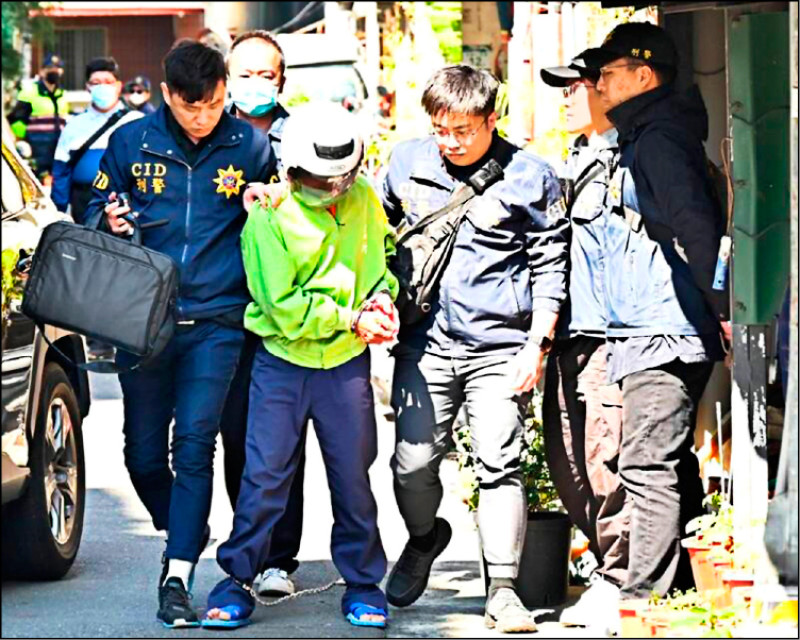 高雄碎屍魔張介宗(中)涉嫌連續殺害黃姓大嫂等3婦人、分屍丟棄,高雄地檢署昨偵結依殺人等罪起訴,並求處三個死刑。 (資料照) 高雄碎屍魔張介宗(中)涉嫌連續殺害黃姓大嫂等3婦人、分屍丟棄,高雄地檢署昨偵結依殺人等罪起訴,並求處三個死刑。 (資料照)