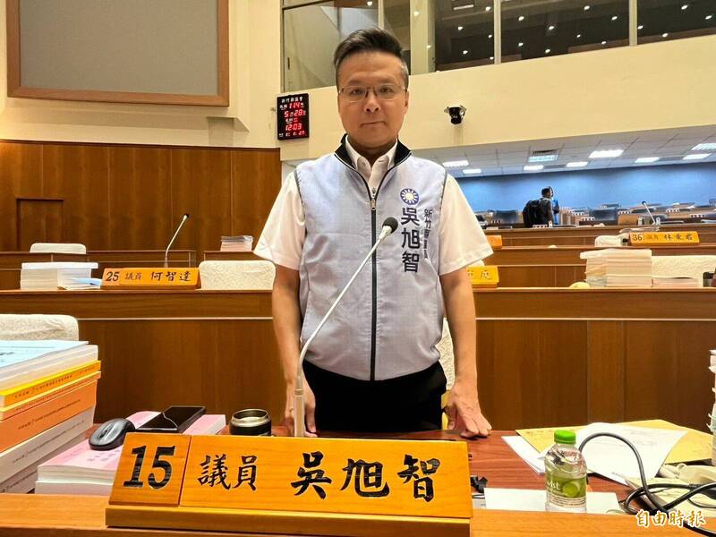 新竹縣議員吳旭智建議縣府應儘速設立大眾運輸和停車管理專責單位，強化分工與專業性，以回應民眾對公共運輸的期待與需求。（記者廖雪茹攝）