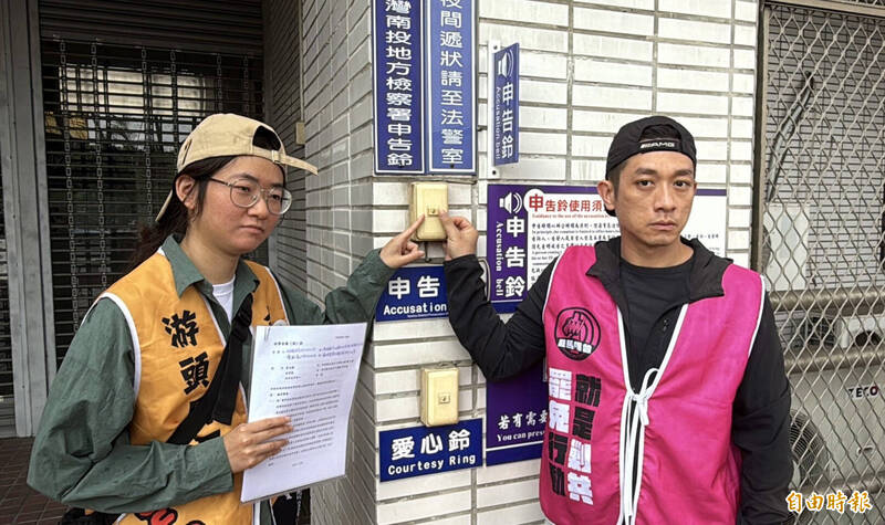罷游領銜人林敬桐(左)和罷馬領銜人曾郁凱(右)到南投地檢署違發南投縣選委會。(記者陳鳳麗攝) 罷游領銜人林敬桐(左)和罷馬領銜人曾郁凱(右)到南投地檢署違發南投縣選委會。(記者陳鳳麗攝)