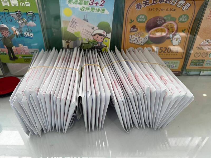 「中壢．破蛋除魯．罷免魯明哲」團隊日前發現六十五份填寫有誤的連署書，陸續寄出全新連署書。（「中壢．破蛋除魯．罷免魯明哲」團隊提供）