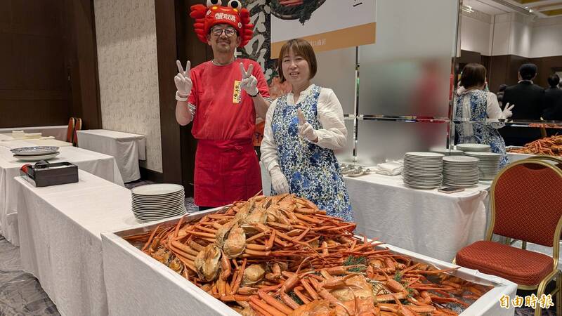 台日觀光高峰論壇歡迎晚宴，東道主鳥取縣推出在地美食松葉蟹以饗賓客。（記者林翠儀攝）