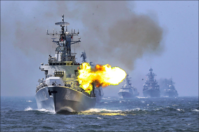 美國中央情報局在年度報告中指出，中國是對全球構成最大威脅的國家，對台灣脅迫也與日俱增。圖為中俄海軍2014年在東海海域聯合演習。（美聯社檔案照）