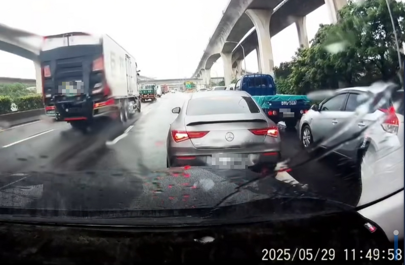 國道玩命！賓士打雙黃燈想硬切下匝道 網怒：重罰才會怕