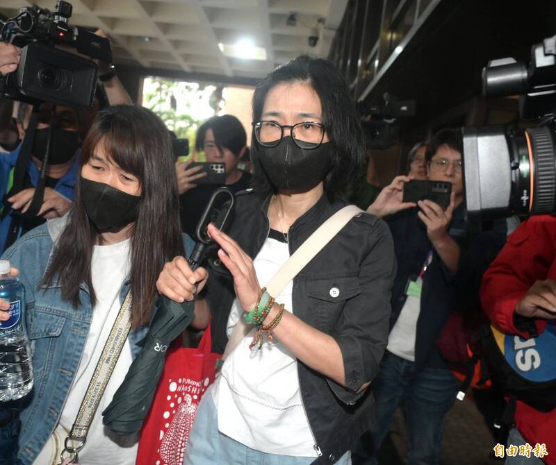 邵琇珮(右)作證提及林玄理事件後,有些同仁和柯文哲開會時,選擇沉默以對,沒有勇氣提反對意見。(記者王藝菘攝) 邵琇珮(右)作證提及林玄理事件後,有些同仁和柯文哲開會時,選擇沉默以對,沒有勇氣提反對意見。(記者王藝菘攝)