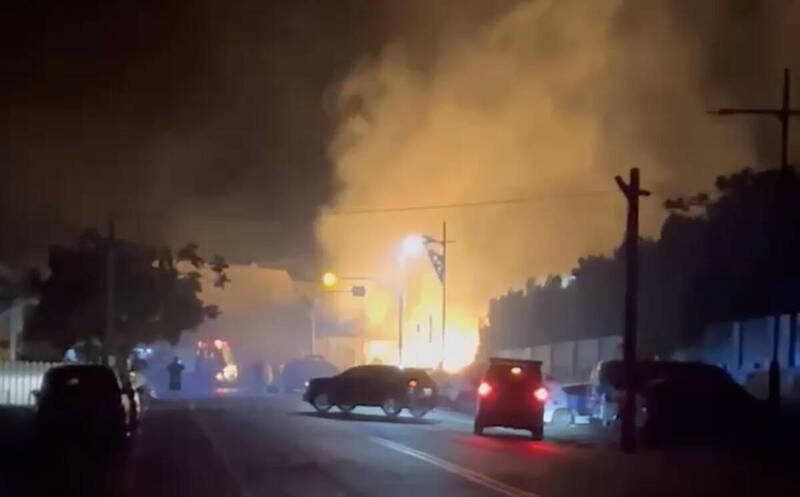 氣爆後才冒出熊熊火光，警消前往灌救，約40分鐘即告撲滅。（民眾提供）