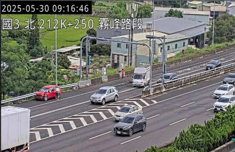 國3南向霧峰入口處發生小貨車與小客車追撞事故。(高公局提供) 國3南向霧峰入口處發生小貨車與小客車追撞事故。(高公局提供)