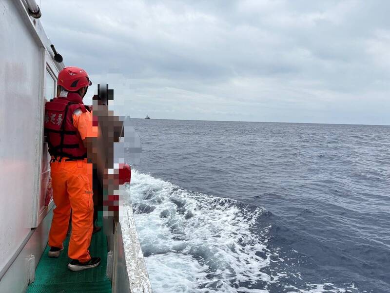 外籍遊客戲水失蹤後，海巡出動船艦搜索。（岸巡提供）
