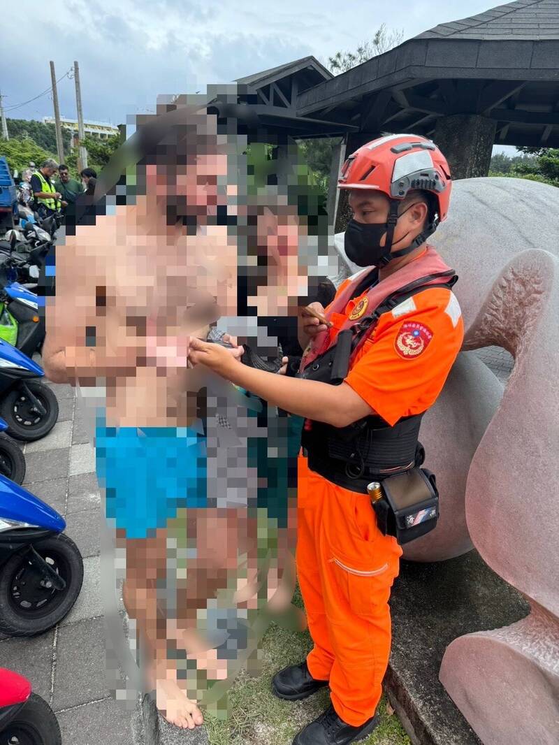 外籍遊客戲水失蹤，海巡向同行友人詢問事發狀況。（岸巡提供）