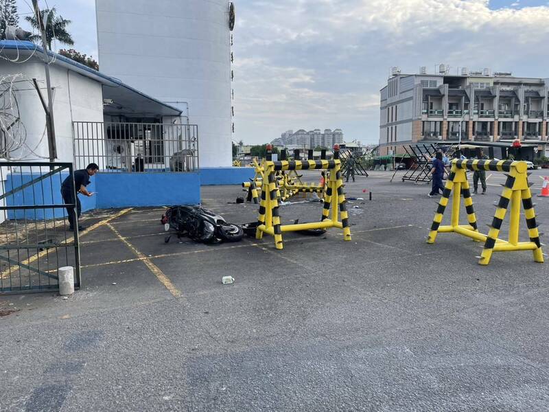 機車撞到空軍屏東基地大門前拒馬倒地。（讀者提供）